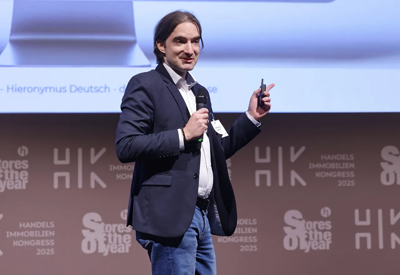 Hieronymus Deutsch hält einen Vortrag auf dem Handelsimmobilien Kongress 2025